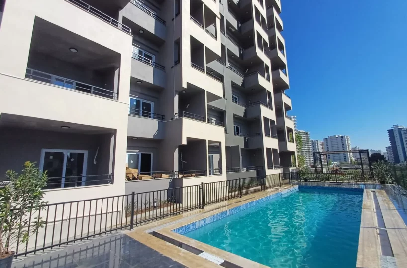 Studio apartment for sale in Mersin Erdemli – exterior view of the 10-story residential complex