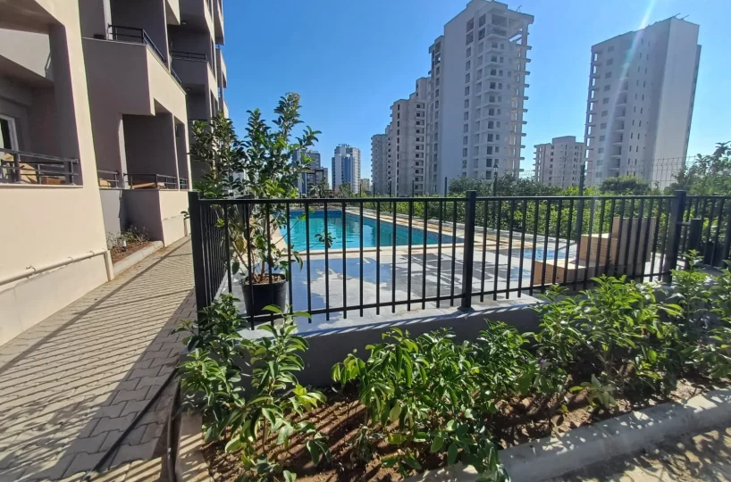 Studio apartment for sale in Mersin Erdemli – exterior view of the 10-story residential complex