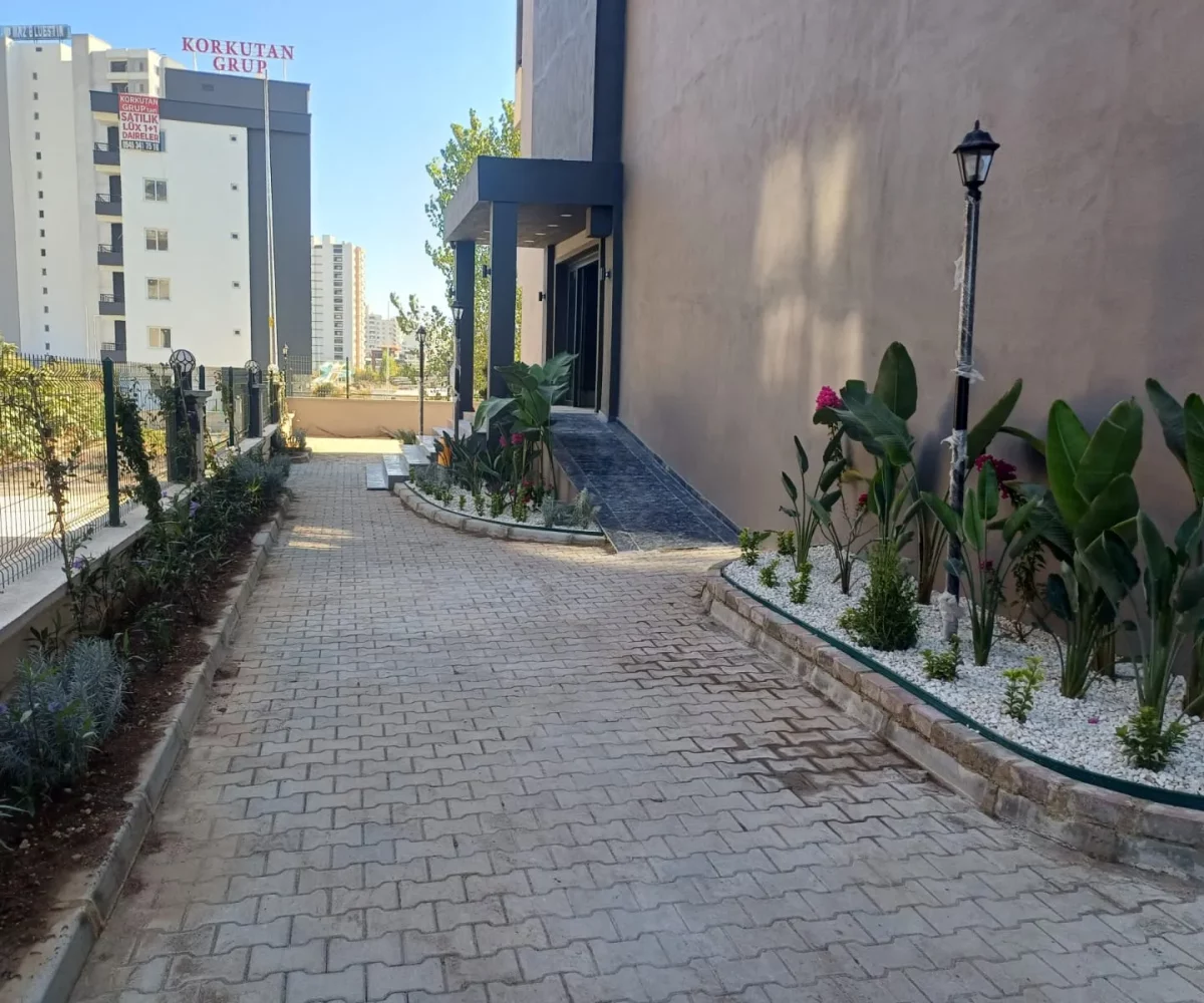 Studio apartment for sale in Mersin Erdemli – exterior view of the 10-story residential complex