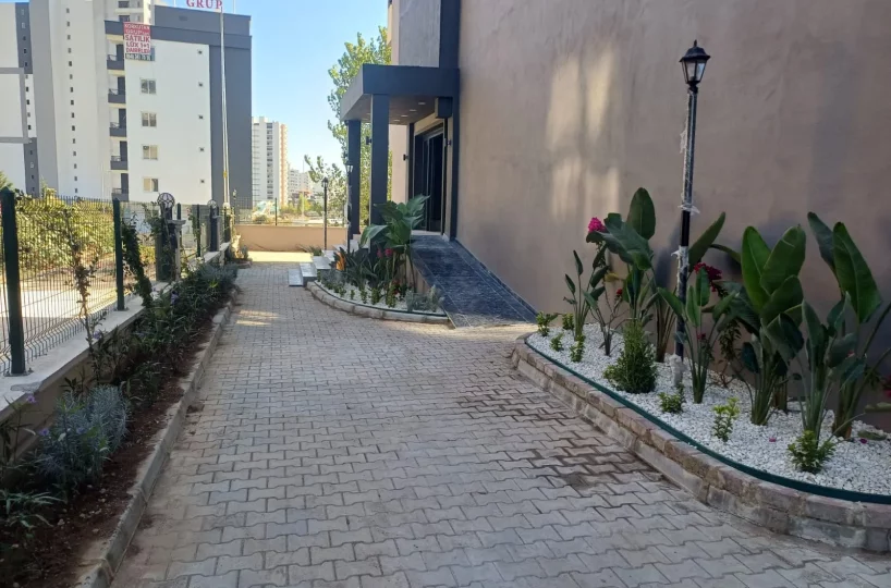 Studio apartment for sale in Mersin Erdemli – exterior view of the 10-story residential complex