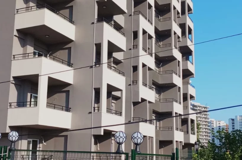 Studio apartment for sale in Mersin Erdemli – exterior view of the 10-story residential complex