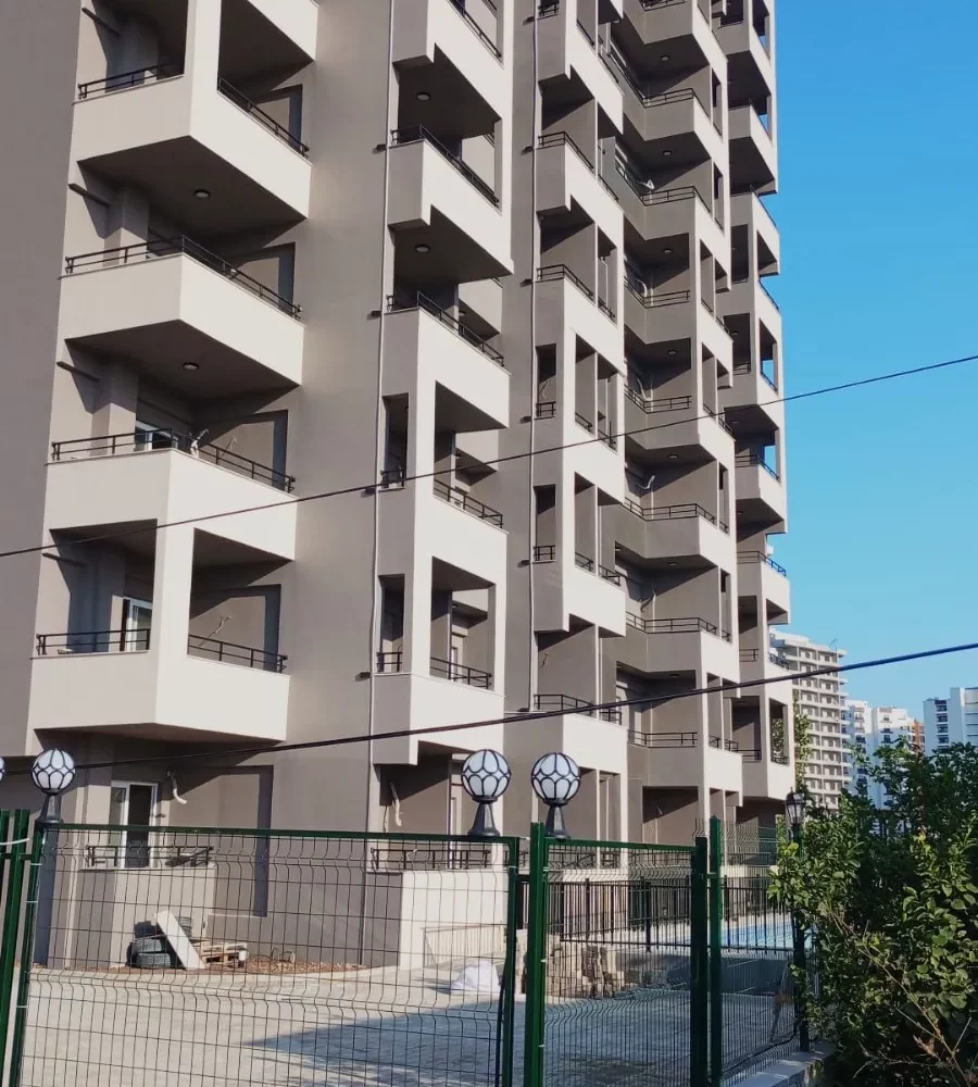 Studio apartment for sale in Mersin Erdemli – exterior view of the 10-story residential complex