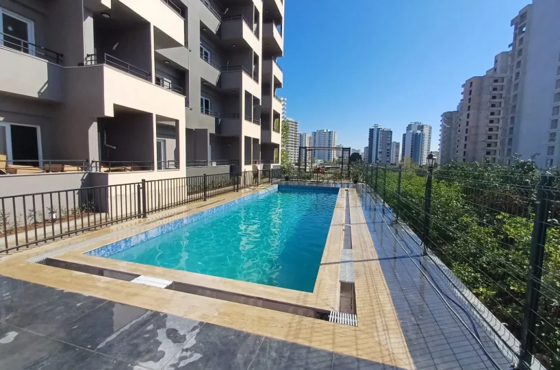 Studio apartment for sale in Mersin Erdemli – exterior view of the 10-story residential complex