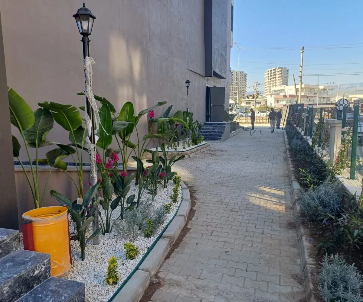 Studio apartment for sale in Mersin Erdemli – exterior view of the 10-story residential complex