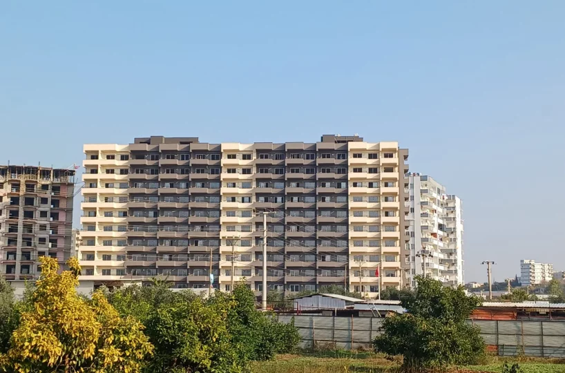 Two-room apartment for sale in Mersin Erdemli near sea – view of the nearby coastline 500m away
