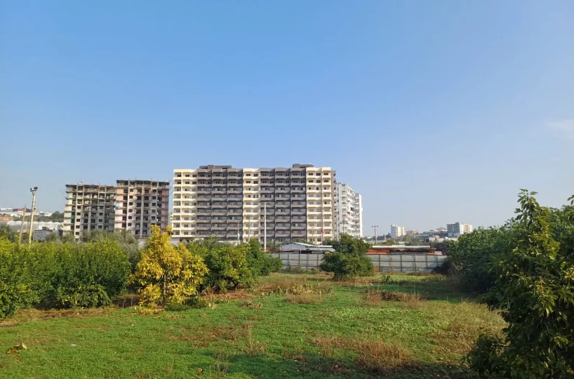 Two-room apartment for sale in Mersin Erdemli near sea – view of the nearby coastline 500m away