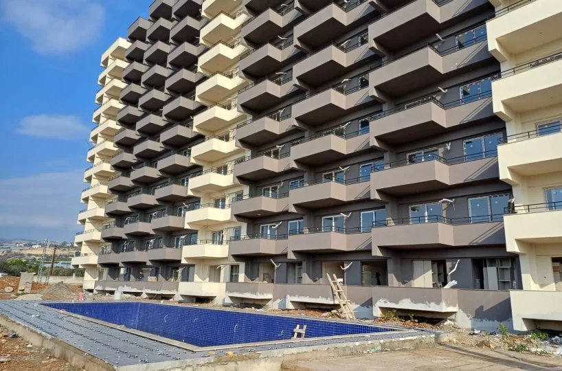 Two-room apartment for sale in Mersin Erdemli near sea – view of the nearby coastline 500m away