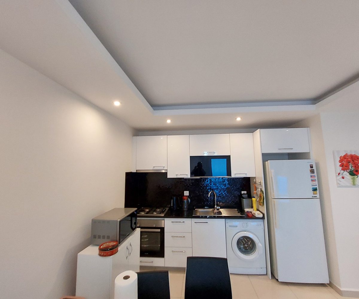 Fully furnished two-room apartment in Alanya Kestel for sale – cozy living room with practical design