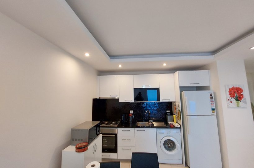 Fully furnished two-room apartment in Alanya Kestel for sale – cozy living room with practical design