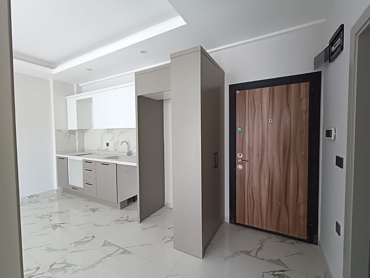 Modern apartment for sale in Alanya Tosmur – exterior view of contemporary complex