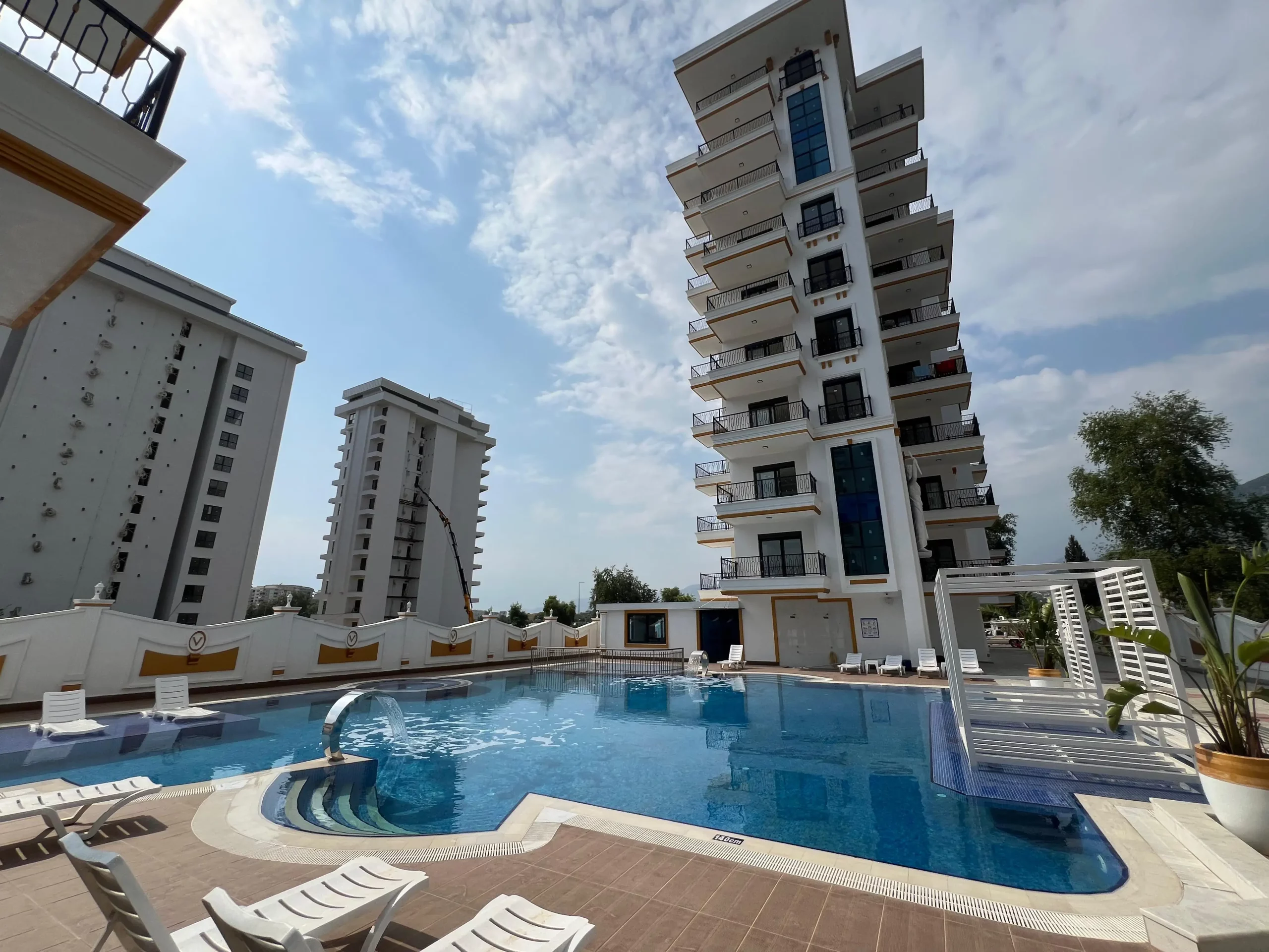 Two-bedroom apartment for sale in Mahmutlar Alanya – exterior view of the residential building in Mahmutlar